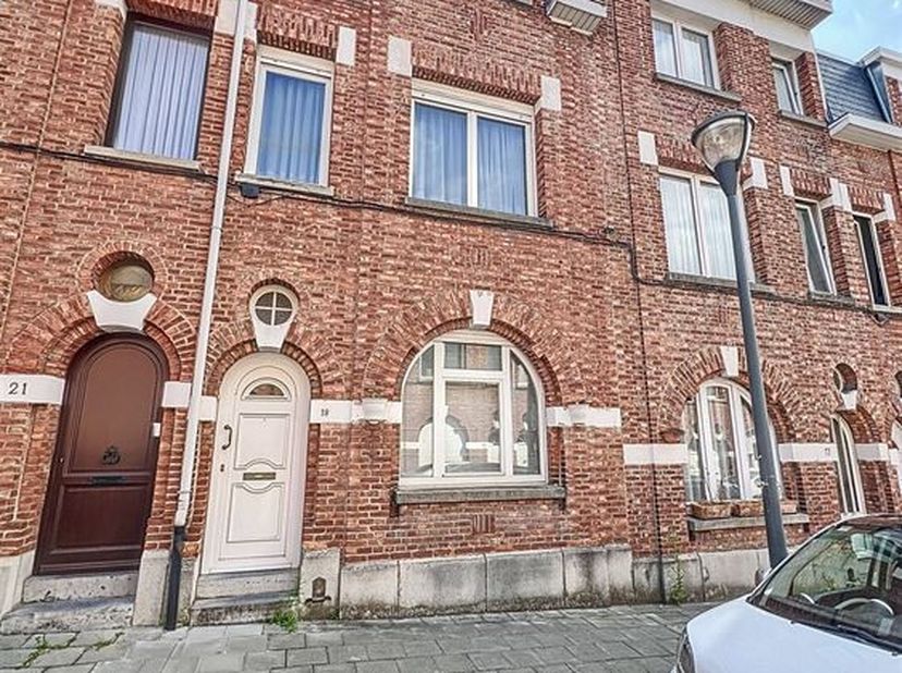 Century 21 Immo Dewaele is verheugd u deze woning in een residentiële wijk te mogen voorstellen. De woning ligt dicht bij winkels en voorzieningen en