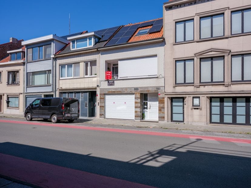 Goed gelegen rijwoning,  omvattende living, ingerichte keuken met balkon, wc, berging met cv-ketel (gas), één slaapkamer achteraan, badkamer met inloo