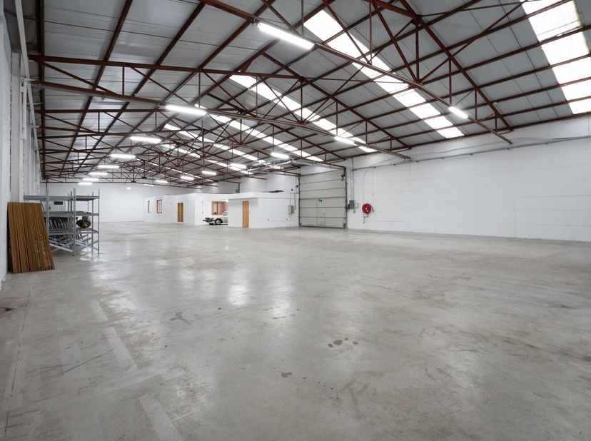 Easyhome vous propose cet entrepôt offrant une superficie totale de 650 m2 avec une cuisine, une salle de réunion/salle à manger, un bureau, une buand