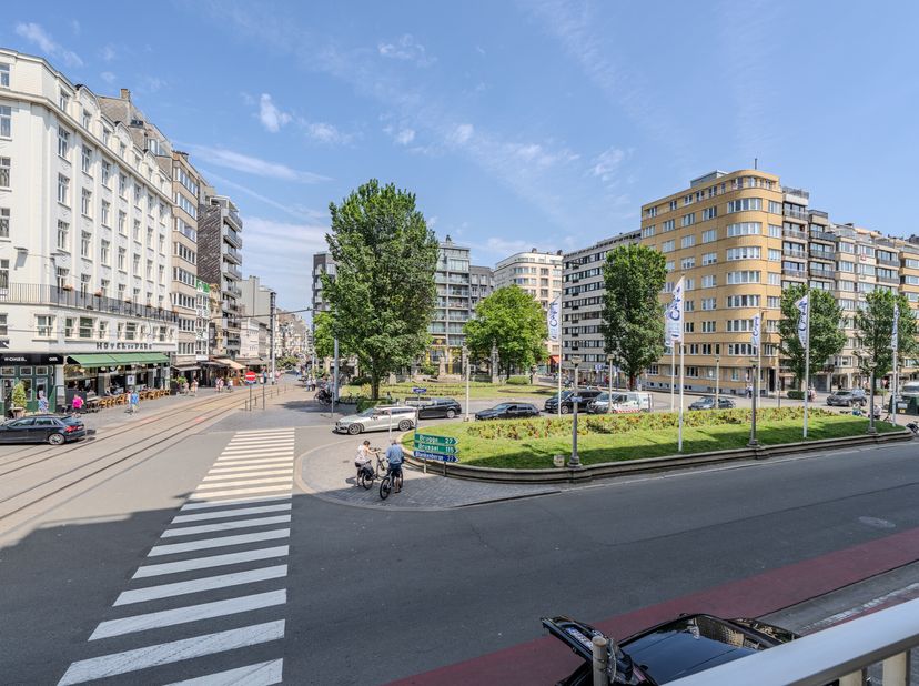 Fantastique appartement d&#039;angle à vendre avec une vue imprenable sur la place Marie-José à Ostende. Grâce à l&#039;emplacement en angle, vous pouvez profit