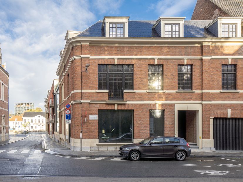 In het hart van haar historisch erfgoed, op 75 meter van de Broeltorens en uitgevend op de verlaagde Leieboorden creëerde architect Ward Van Kerckhove