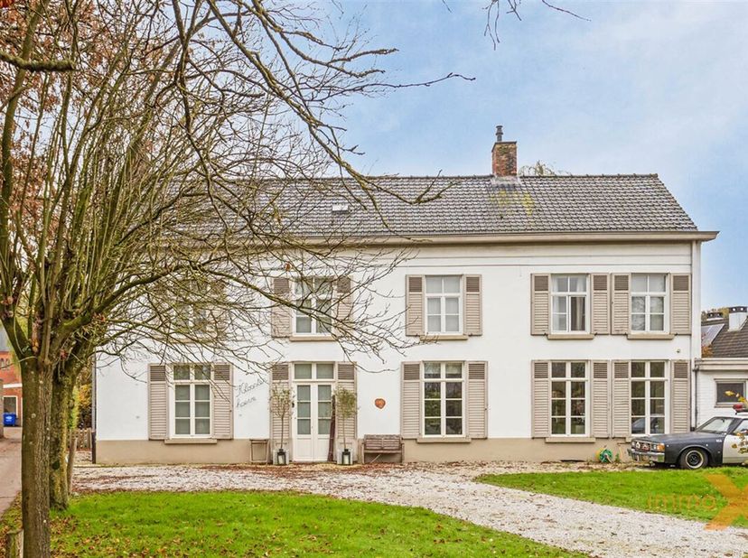 PRESTIGIEUZE HERENVILLA IN 2e BOUWLIJN MET GROTE TUIN, IN CENTRUM BELZELE. Deze op te frissen woning bestaat uit: Gelijkvloers: Grote inkomhal/traphal