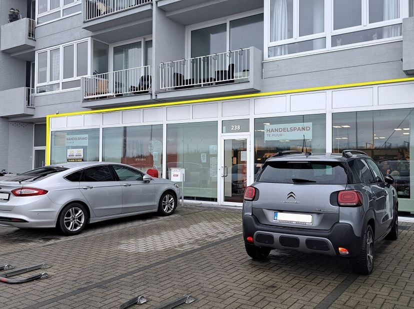 Zeer ruime kantooruimte met goede visibiliteit te huur langs de Kustlaan in Zeebrugge. Vlot bereikbaar en gelegen dichtbij de Baron de Maerelaan.&lt;br /