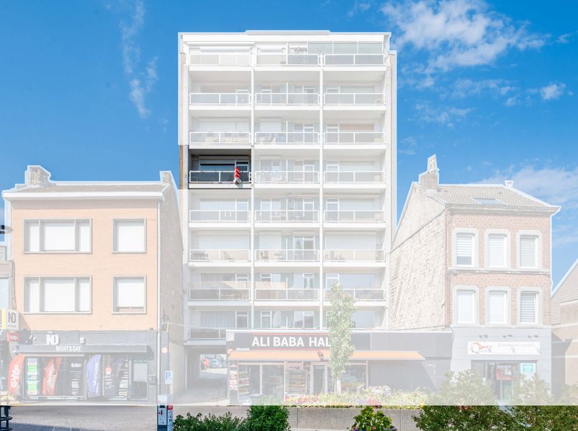 Idéalement situé dans le Centre de Herstal, au 5ème étage d&#039;un immeuble avec ascenseur, appartement de 90 m² composé d&#039;un hall d&#039;entrée, remise, vesti