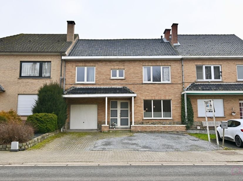 Deze ruime gesloten bebouwing is gelegen in het landelijke Mechelen-Bovelingen bij Heers op een perceel van 10a80ca. De woning geniet van een groen en