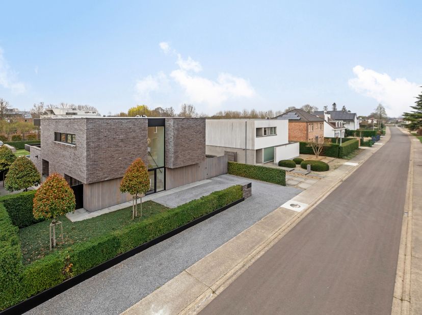 Bijzondere villa op een ruim perceel MET ZWEMBAD&lt;br /&gt;
 &lt;br /&gt;
Deze moderne villa op een ruim perceel van 17a60ca, werd gebouwd in 2018 en is optimaal