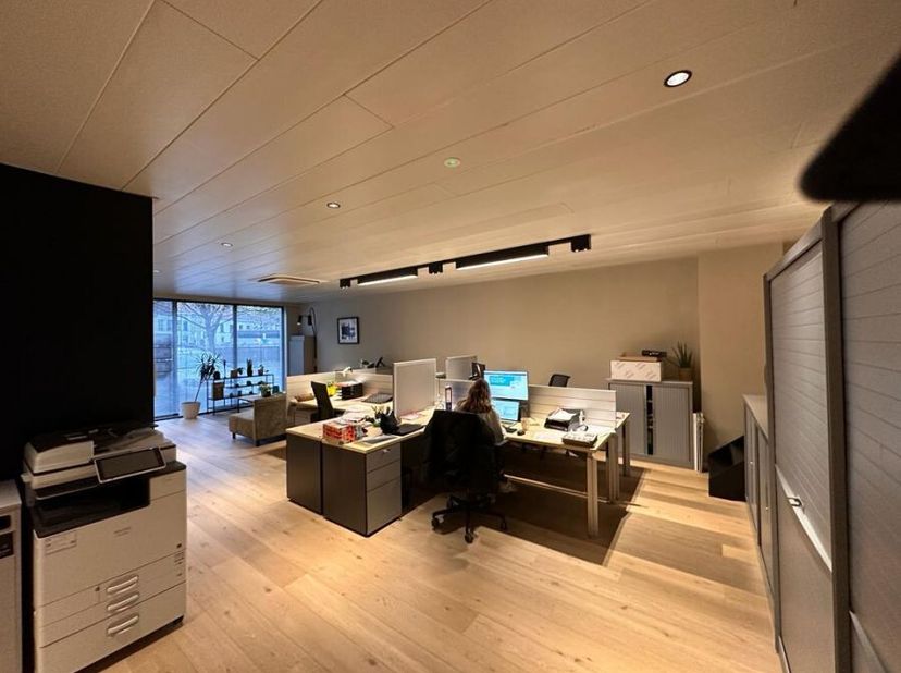 Ontdek deze commercieel gelegen kantoren, gunstig gesitueerd nabij de Mechelse ring en E19 op- en afrit Mechelen-Noord. Aangrenzend aan de herontwikke