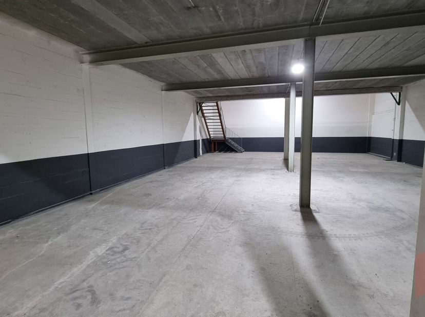 KMO-units te huur op een gerenoveerde site in Hasselt. Elke unit beschikt over een sectionaal poort en heeft een vrije hoogte van ca. 7m. Zeer goede l