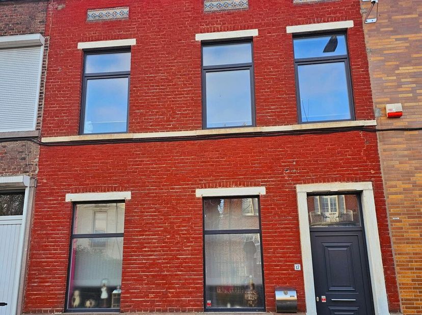 Gosselies -Découvrez cette maison avec atelier et entrepôt !&lt;br /&gt;
Au rez-de-chaussée, la maison se compose d&#039;un hall d&#039;entrée, d&#039;un salon chaleureux,