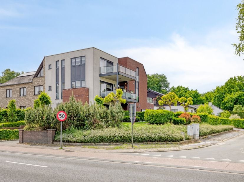 Ontdek dit stijlvol en tot in de puntjes afgewerkt gelijkvloersappartement aan de Emiel Van Dorenlaan in Genk. Gelegen in residentie Tiana, een kleins
