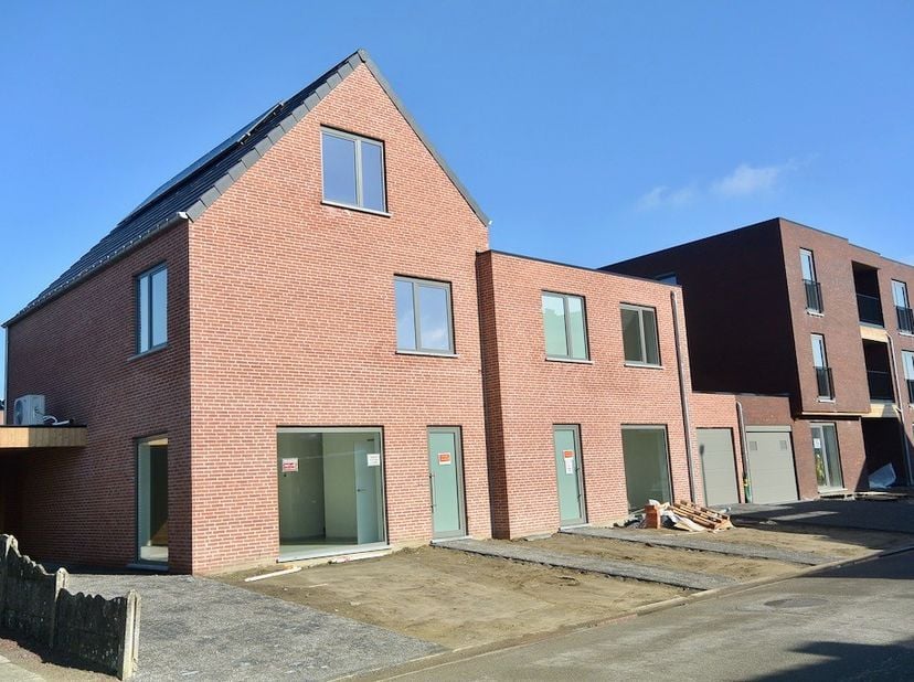 Nieuwbouwwoning in een nieuw woonproject met 4 slaapkamers !&lt;br /&gt;
&lt;br /&gt;
Inkom , apart toilet , woonkamer met open keuken , berging . Verdiep : Nacht