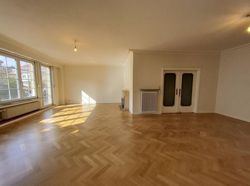 Magnifique maison spacieuse,  située dans un quartier résidentiel proche de Montgomery, des étangs Mellaerts et des commerces, comprenant un majestueu