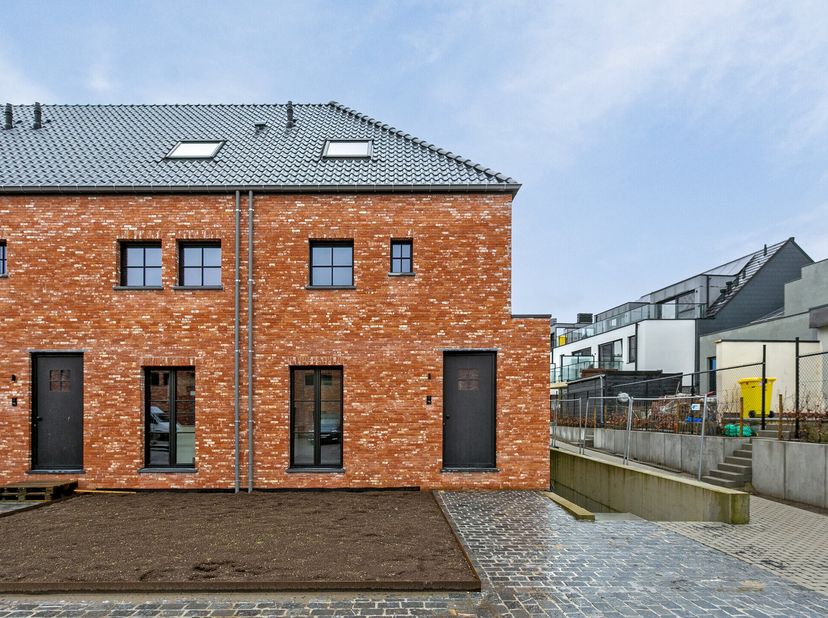 Cette maison mitoyenne de nouvelle construction, située dans le confortable «Hof Van Cleemput» à Bornem sur la Breevenstraat, a été construite dans le