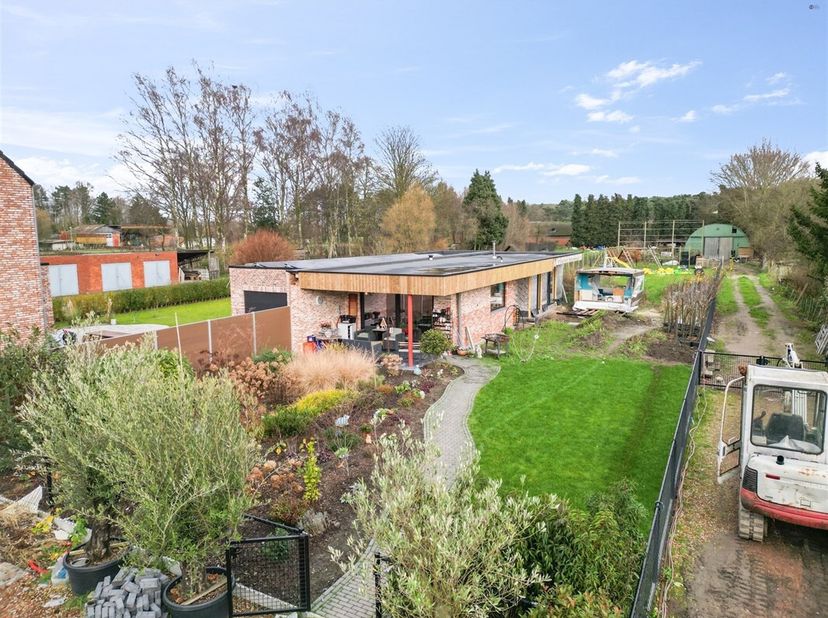 Prachtig perceel grond van 2.221m² met nieuw bijgebouw en af te breken woning.&lt;br /&gt;
Groot geheel, bestaande uit perceel van +/- 17 meter breed met op