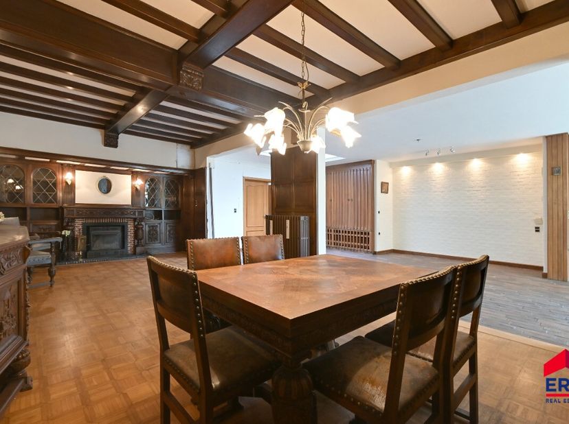 In het hart van Eeklo staat deze statige herenwoning met een rijke geschiedenis en unieke charme. Dit pand biedt alle ruimte en mogelijkheden om je dr