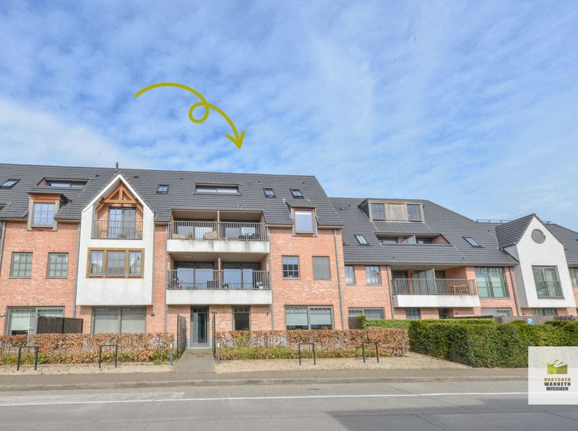 Gelegen op de bovenste verdieping in Residentie Zuidleie vindt u dit ruim en lichtrijk 2-slaapkamer appartement. Het appartement komen we binnen via d