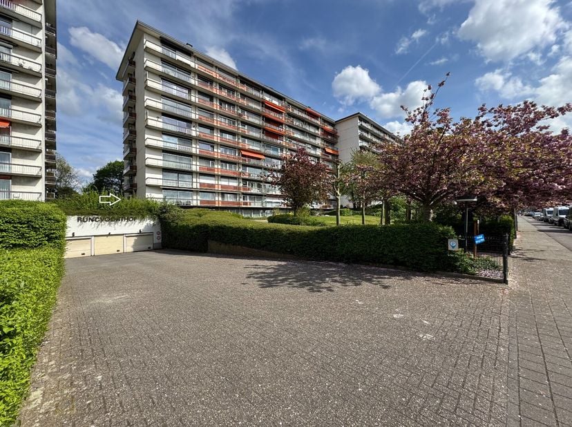 Een ruim en breed hoekappartement gelegen op VERD. 1, er omvattende een inkomhall met vestiaire, een bergplaats, ingerichte badkamer, toilet, ingerich