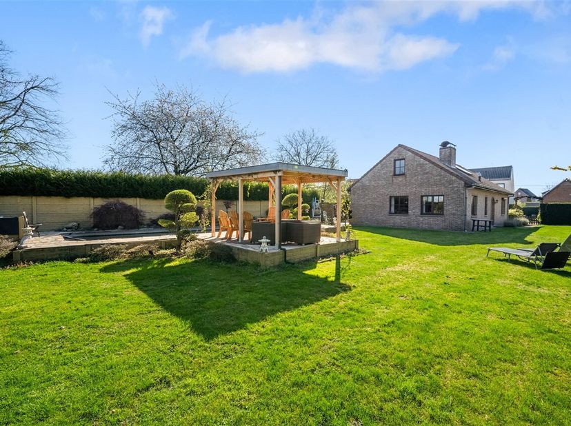 Deze woning is heel rustig gelegen, in tweede bouwlijn, en beschikt over een grote tuin waar u volop kan genieten van de rust en van de zon.&lt;br /&gt;
De