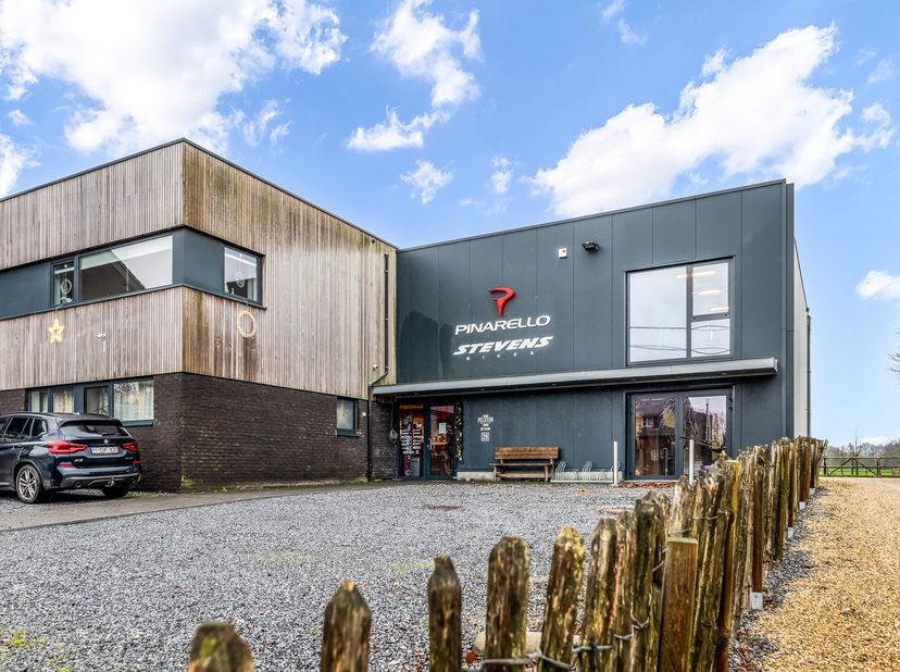 Espace commercial de haute qualité de 503 m2 situé dans la belle région de la Voer. Par sa localisation favorable aux frontières avec les Pays-Bas et