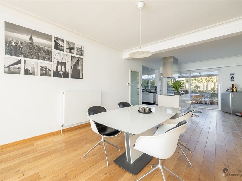 Deze mooie bel-étage woning bevindt zich op een centrale locatie nabij winkels, scholen en openbaar vervoer&lt;br /&gt;
Zeer goede bereikbaarheid vanaf de E
