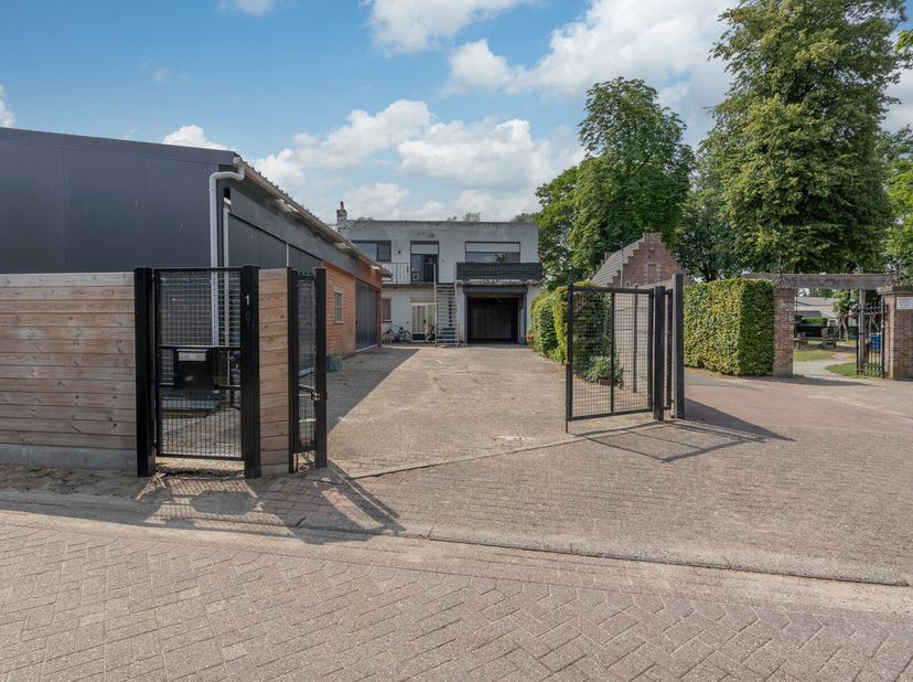 In het hart van Essen een pand met enorm veel mogelijkheden opgedeeld in een woning ca. 115m² en magazijnen ca. 300m².&lt;br /&gt;
Het potentieel na grondig