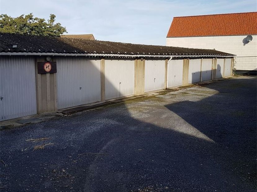 Garage-boxen met mogelijkheid tot bebouwing te koop in het centrum Borgloon&lt;br /&gt;
In het centrum van Borgloon vinden we 11 afgesloten garage-boxen ter