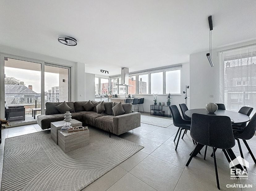 ERA Châtelain à le plaisir de vous proposer ce spacieux et lumineux penthouse meublé à louer, idéalement situé dans le quartier de la Basilique à Koek