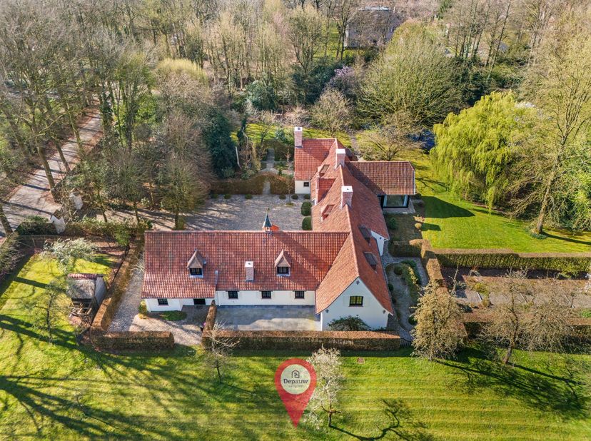 Ontdek dit waar juweeltje in de schitterende bossen van Hertsberge! Deze exclusieve villa, met een ongeëvenaarde afwerkingsgraad, biedt een perfecte h