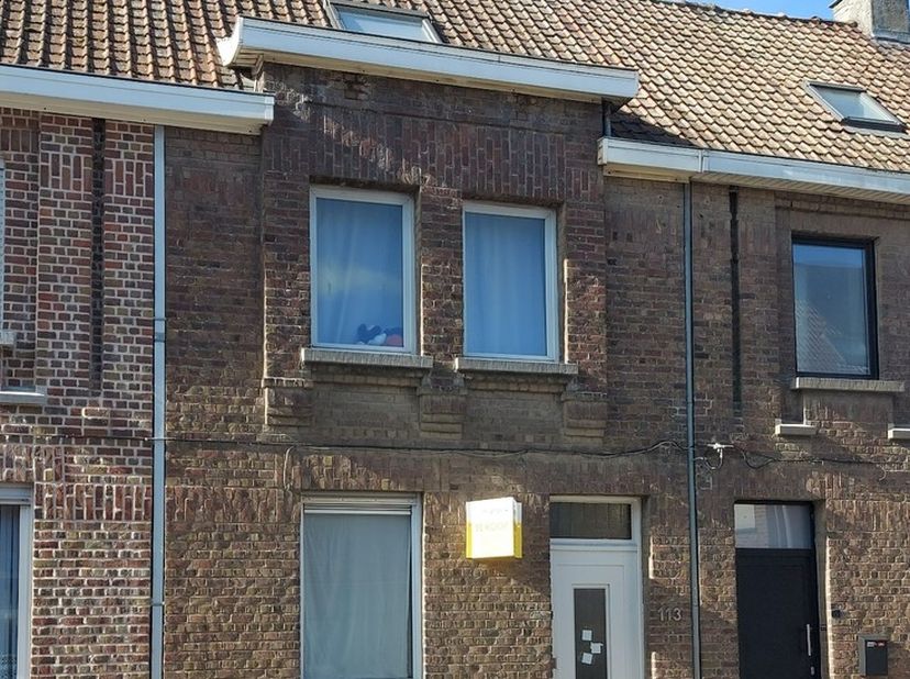 Instapklare woning met garage-uitweg, tuin en 3 slaapkamers op 210m². Inkom met trap, woonkamer met inbouw kasten en haard, grote schuifdeur tussen li