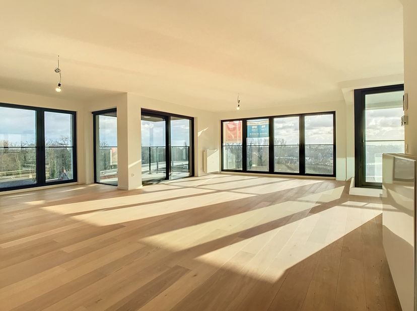 Dit uniek lichtrijk appartement vinden we terug op de zevende verdieping van residentie Valora te Ingelmunster. Het gebouw werd in 2019 opgetrokken en