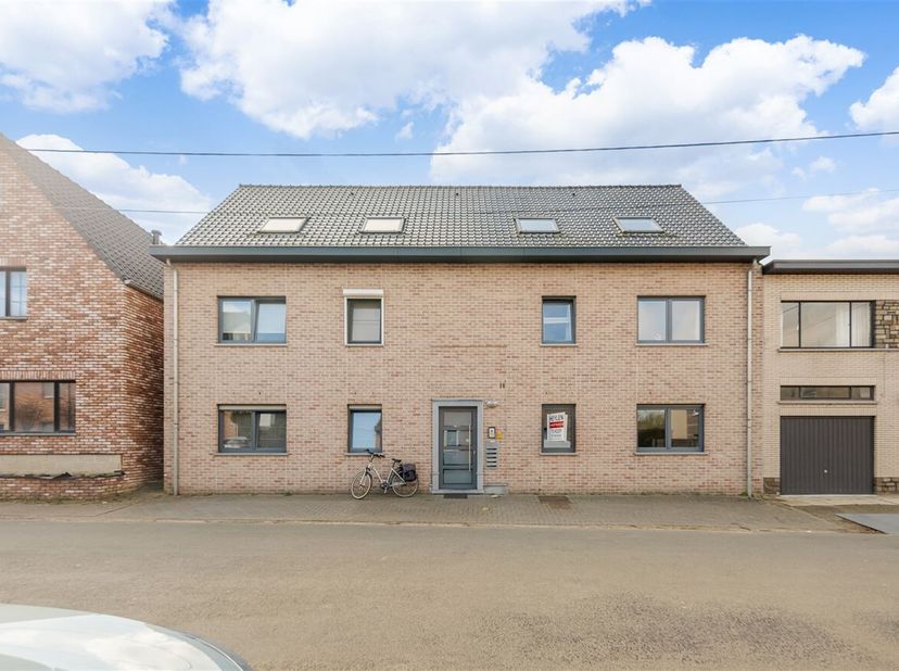 Rustig gelegen en ruim appartement met 2 slaapkamers en tuin.&lt;br /&gt;
Dit ruime appartement is gelegen in doodlopende straat in Sint-Lambrechts-Herk met