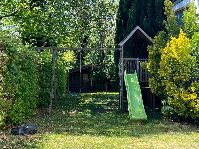 Charmante maison familiale , situation centrale idéale.&lt;br /&gt;
Nichée dans un quartier résidentiel calme , à quelques pas seulement de la gare, des com