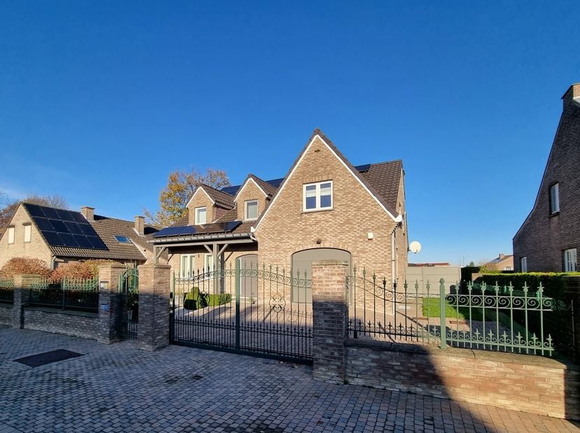 Prachtig landhuis op 7a22ca, uitstekend gelegen in een residentiële wijk te Mopertingen, met een vlotte verbinding naar zowel Bilzen als Maastricht. &lt;