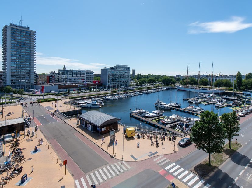 Cet élégant appartement bénéficie d&#039;un emplacement privilégié le long de l&#039;emblématique Vindictivelaan, juste à côté du port de plaisance d&#039;Ostende. I