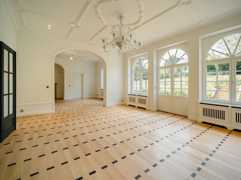 Deze woning, gelegen in de wijk Floride, werd in 2025 volledig gerenoveerd door een architect. Het biedt zes slaapkamers, een appartement voor persone
