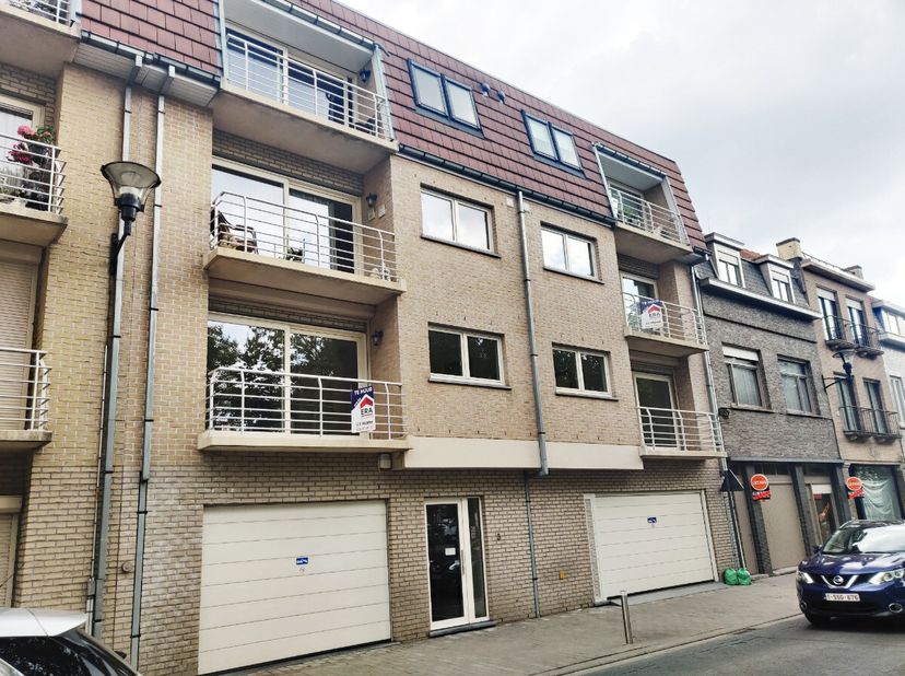 Investeringsproject van 5 app, 6 garages en 1 staanplaats gelijkvloers: inkom, lift, 2 dubbele garages + ontspanningsruimte/studio1ste verdiep: luxe a
