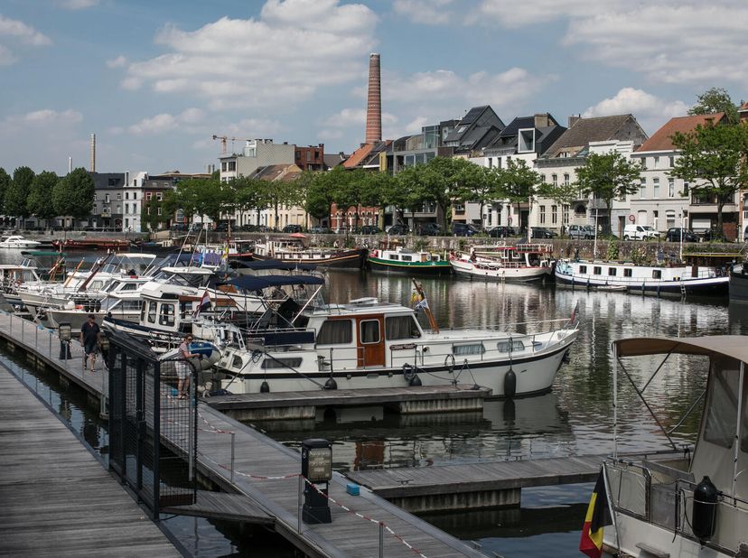 Deze kleinschalige residentie met 4 entiteiten werd compleet gerenoveerd conform de huidige eisen. Het appartement ligt rustig en centraal, vlakbij he