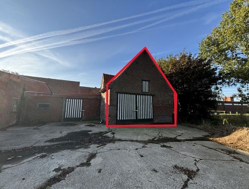                                         Entrepôt à louer à Ieper, € 365
