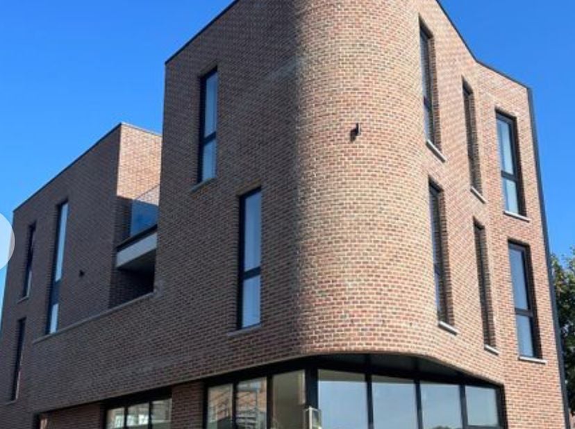 Energiezuinig handelspand op een toplocatie. Dit pand is voorzien van zonnepanelen en beschikt over extra hoge plafonds, wat zorgt voor een ruimtelijk