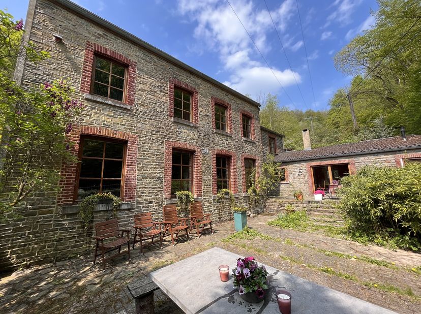 Midden in de prachtige Ardennen, aan de Rue de Picopre 24 in Chanxhe, Sprimont, bevindt zich Maison Jacques, een uitzonderlijke groevewoning die histo