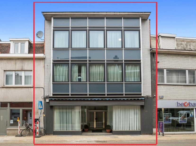 ZEER CENTRAAL GELEGEN APPARTEMENTSGEBOUW MET HANDELSR./KANTOOR/COWORKING SPACE GELIJKVLOERS, bestaande uit 3 ZEER GOED ONDERHOUDEN EENHEDEN. Gelijkvlo