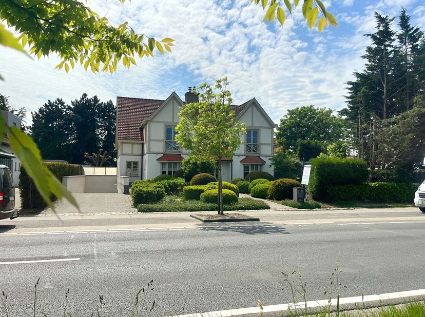Deze grote koppelvilla (bouwjaar 2005) is gelegen bij het binnenrijden van Knokke en beschikt over 4 ruime slaapkamers en een grote dubbele garage ond