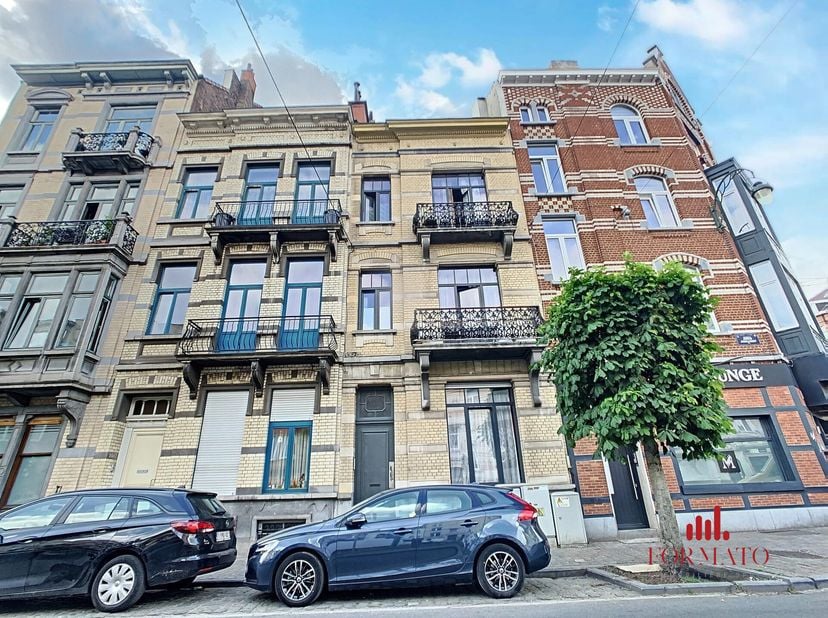 Maison de caractère à vendre  Quartier Jubilé/Belgica  À deux pas du centre-ville et de Tour &amp; Taxis&lt;br /&gt;
LImmobilière Formato vous présente cette be