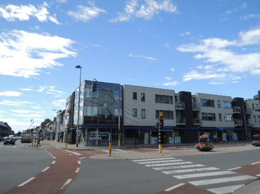 Dit ruim appartement kan beschikbaar zijn vanaf 1 juni en omvat een inkomhal met vestiaire en toilet, living, keuken met aansluitend balkon, 2 slaapka