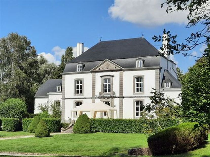 A proximité de Mettet, dans ce joli Condroz namurois, sur une contenance approximative de 4,5 hectares, élégant manoir datant de 1757 et sa concierger