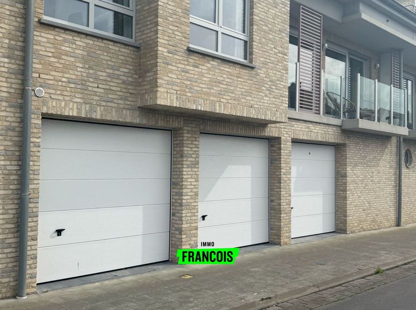 Deze garagebox is gelegen in Bredene Dorp, op wandelafstand van alle faciliteiten.&lt;br /&gt;
De box heeft een elektrische poort met afstandsbediening en d