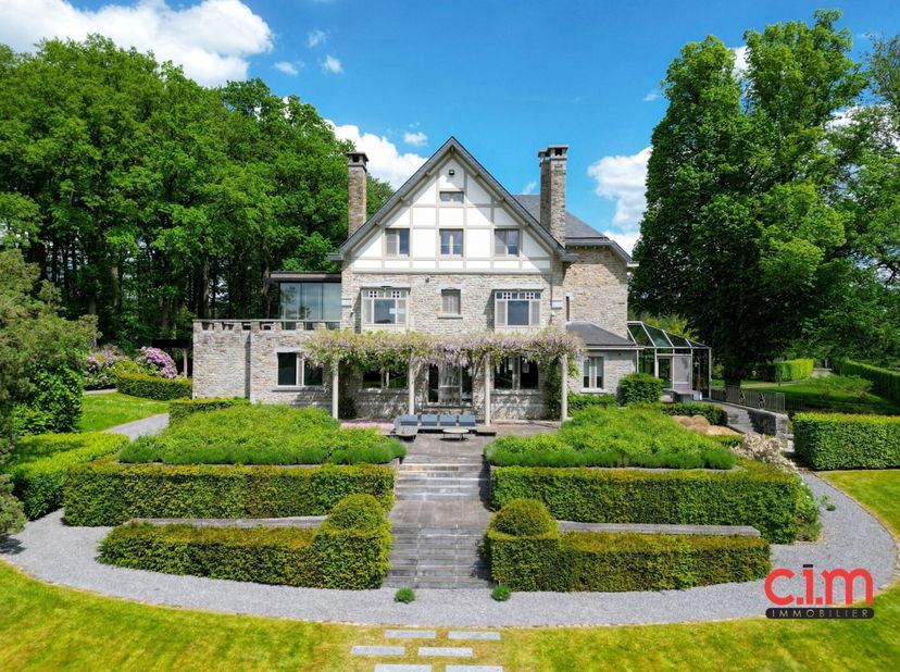 Découvrez ce magnifique manoir sur 10 Hectares avec une superficie habitable de +/- 1.500 m² situé à Dolembreux, dans la charmante commune de Sprimont
