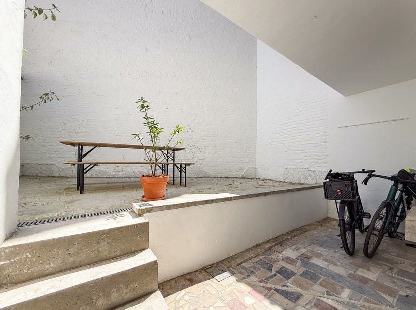 VORST - Dichtbij Duden Park, winkels en openbaar vervoer, prachtig WOONHUIS (4bed/1bur/1bad/1sdd) met karakter, volledig gerenoveerd in 2023. Gelegen