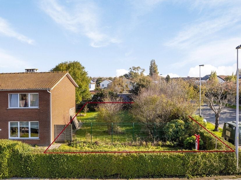 Bent u op zoek naar een rustig gelegen bouwgrond voor een halfopen bebouwing in Oostende? Dan is dit perceel van 421 m² in de charmante woonwijk van S