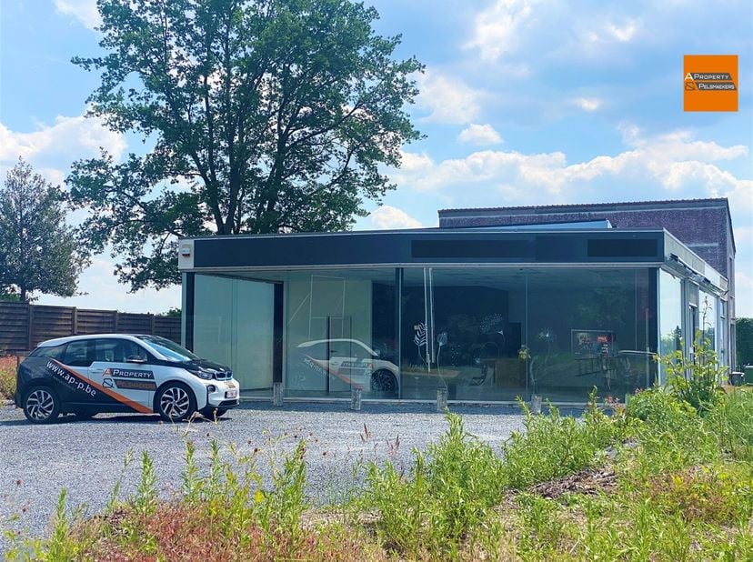 Goedgelegen commerciële ruimte te huur op de steenweg tussen Bertem en Leuven.&lt;br /&gt;
Dit handelspand heeft 3 grote glasgevels zodat er veel etalagemog